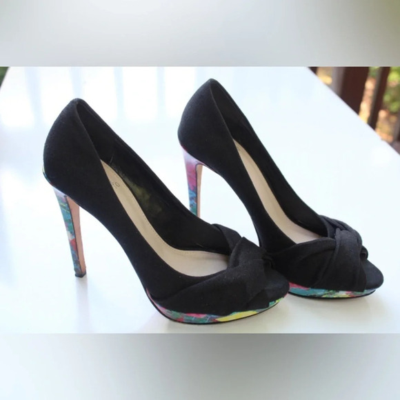 Vince Camuto peep toe pumps - Picture 9 of 11